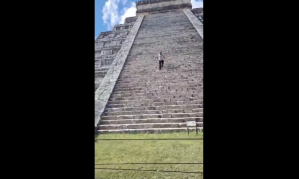 Captan a otro turista que escala Chichén Itzá