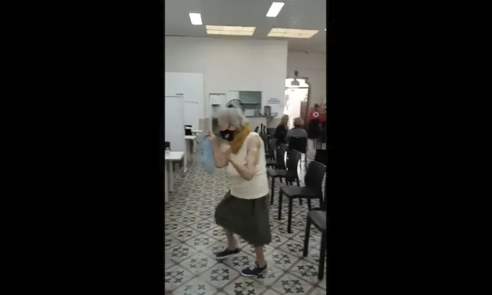 (VIDEO) Abuelita baila de felicidad tras recibir su vacuna contra el covid