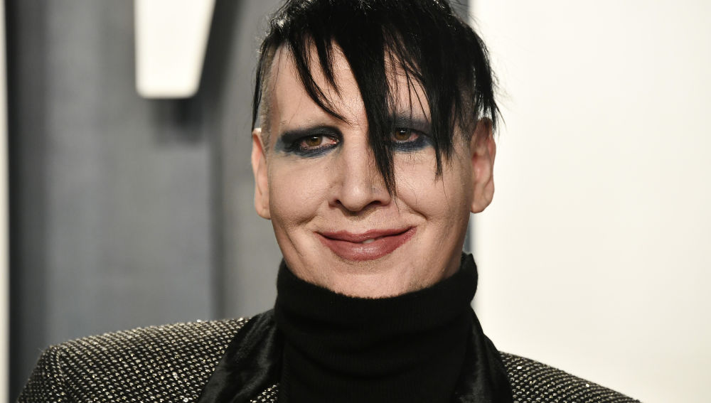 Giran orden de arresto contra Marilyn Manson por escupir a una camarógrafa