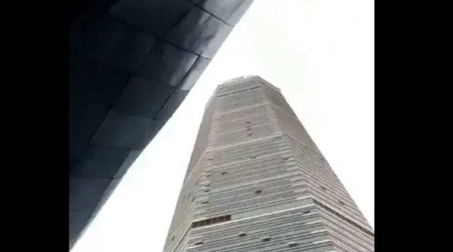 (VIDEO) Rascacielos se tambalea en China, aún había gente adentro