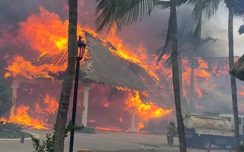 (VIDEO) Incendio consume palapa de hotel en la Riviera Maya