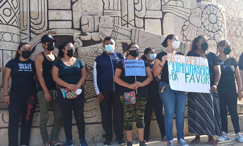 Familiares de niños con cáncer se manifestaron en el Monumento a la Patria ante la falta de medicamentos