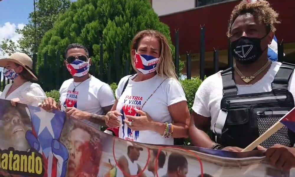 (VIDEO) Niurka se una a protesta a las afueras del consulado cubano en Mérida