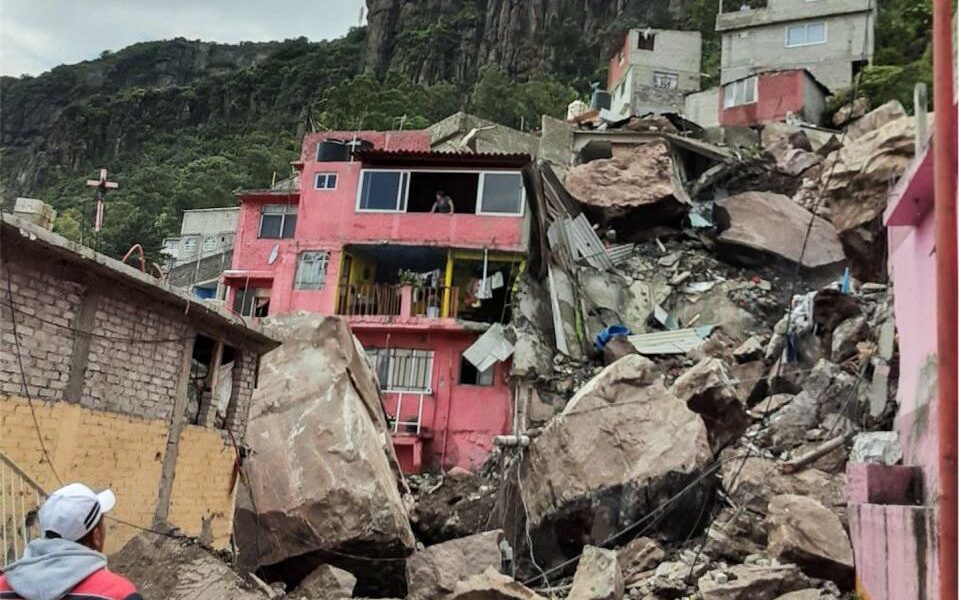Reportan 4 desaparecidos por desgajamiento del Cerro de Chiquihuite