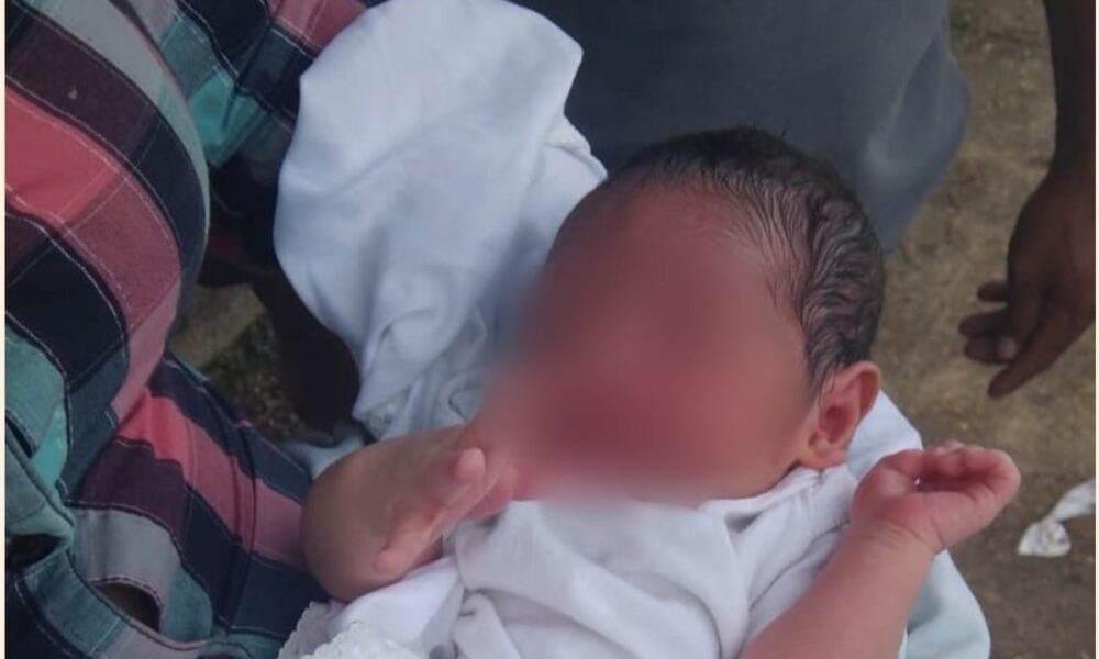 Aparecen presuntos padres del bebé abandonado en la Emiliano Zapata Sur