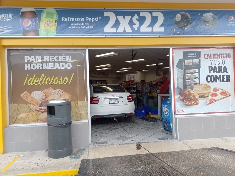 Por un descuido, termina con el auto dentro del Oxxo