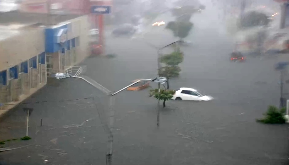 (VIDEO) Lluvias vespertinas inundan la Plaza de las Américas