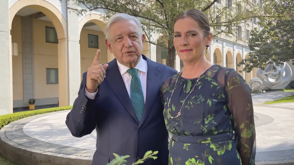 (VIDEO) AMLO y Gutiérrez Müller dan mensaje de Año Nuevo