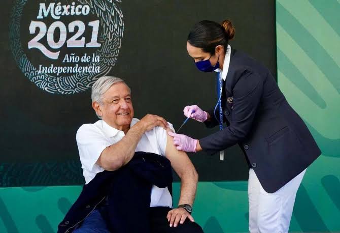 AMLO recibe su tercera dosis de la vacuna contra el Covid-19