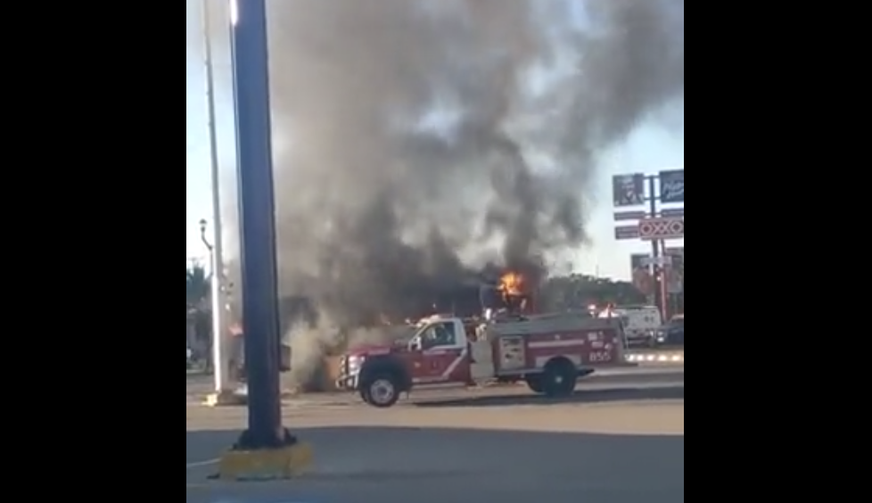 (VIDEO) Camión con 40 pasajeros se incendia en Francisco de Montejo