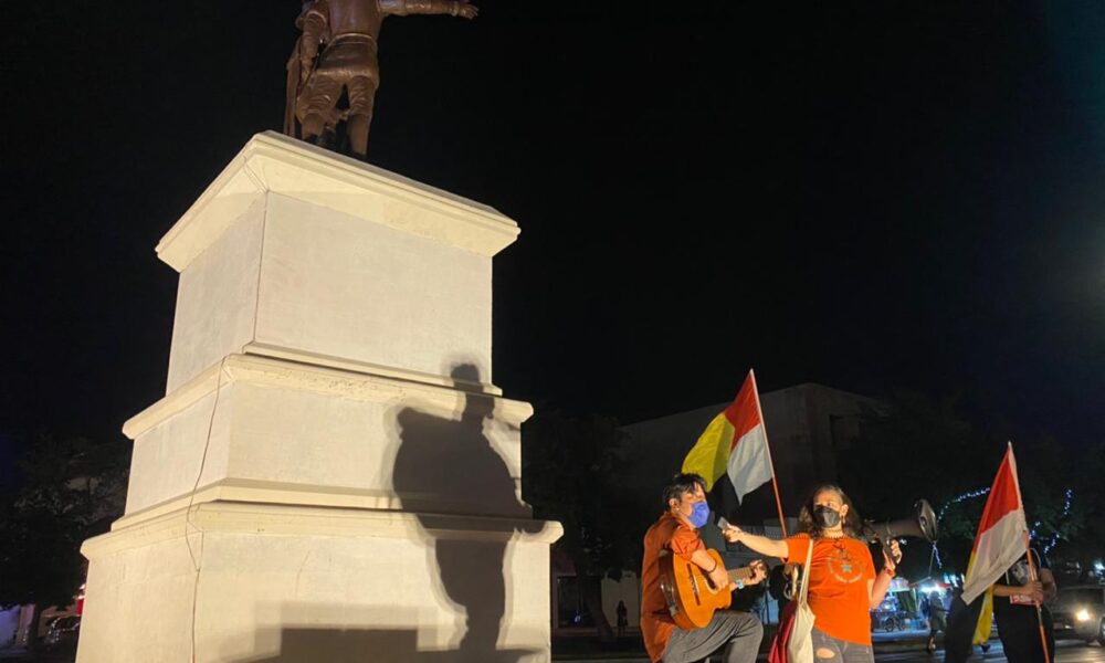 Mayas protestan frente a la estatua a Los Montejo, exigen que se retire