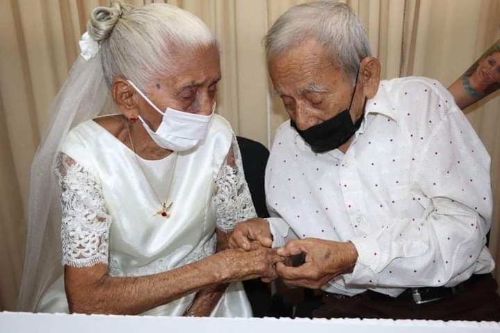 Abuelitos de más de 90 años se casan en Bacalar