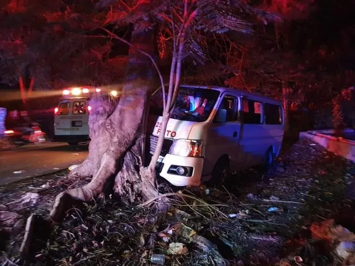 Fuerte accidente en una combi deja 12 estudiantes lesionados en Ticul