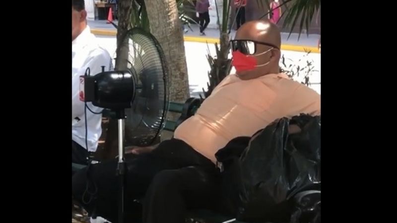 (VIDEO) Captan a señor con ventilador en la Plaza Grande del centro de Mérida