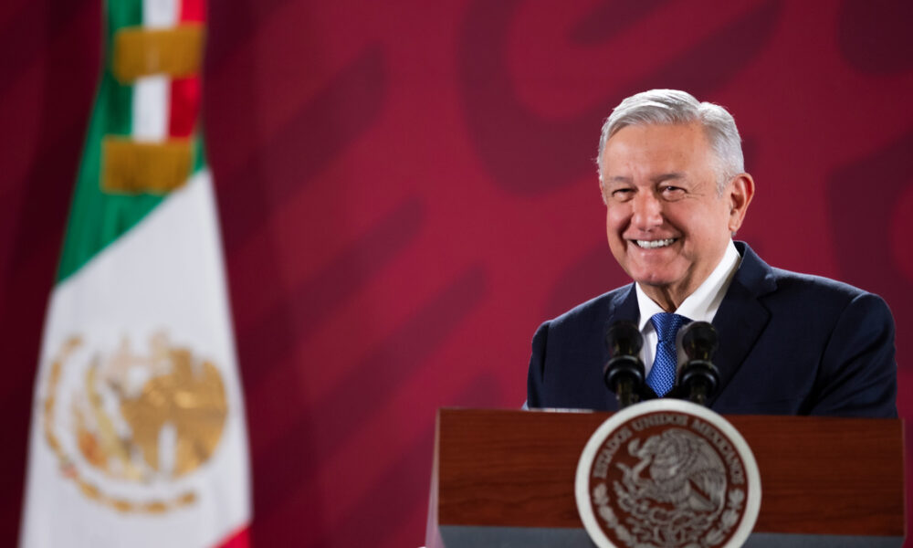 Previo a consulta de revocación de mandato, aprobación de AMLO repunta a 57%