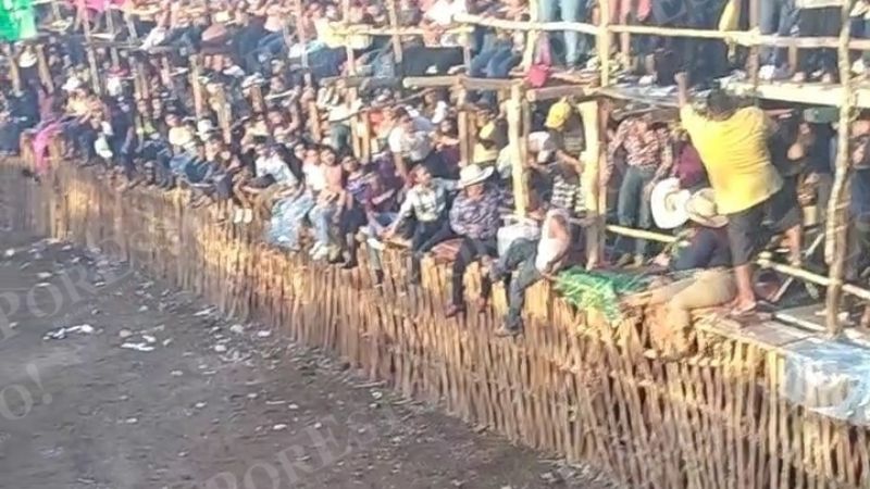 Colapsa tarima por exceso de asistentes durante corrida de toros en Dzoncauich