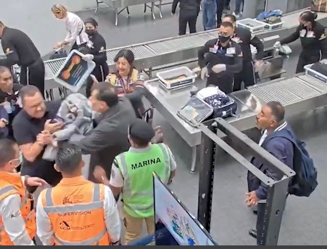 (VIDEO) Noroña denuncia agresión en filtro de seguridad; el AICM publica evidencia del suceso