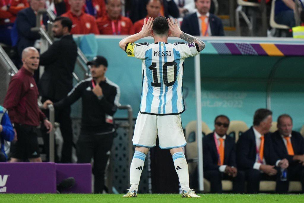 (VIDEO) La polémica celebración de Messi frente a Van Gaal y su explicación