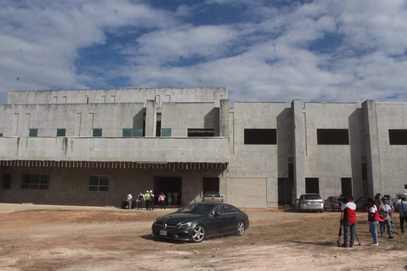 Reanudan obras en el hospital abandonado de Ticul