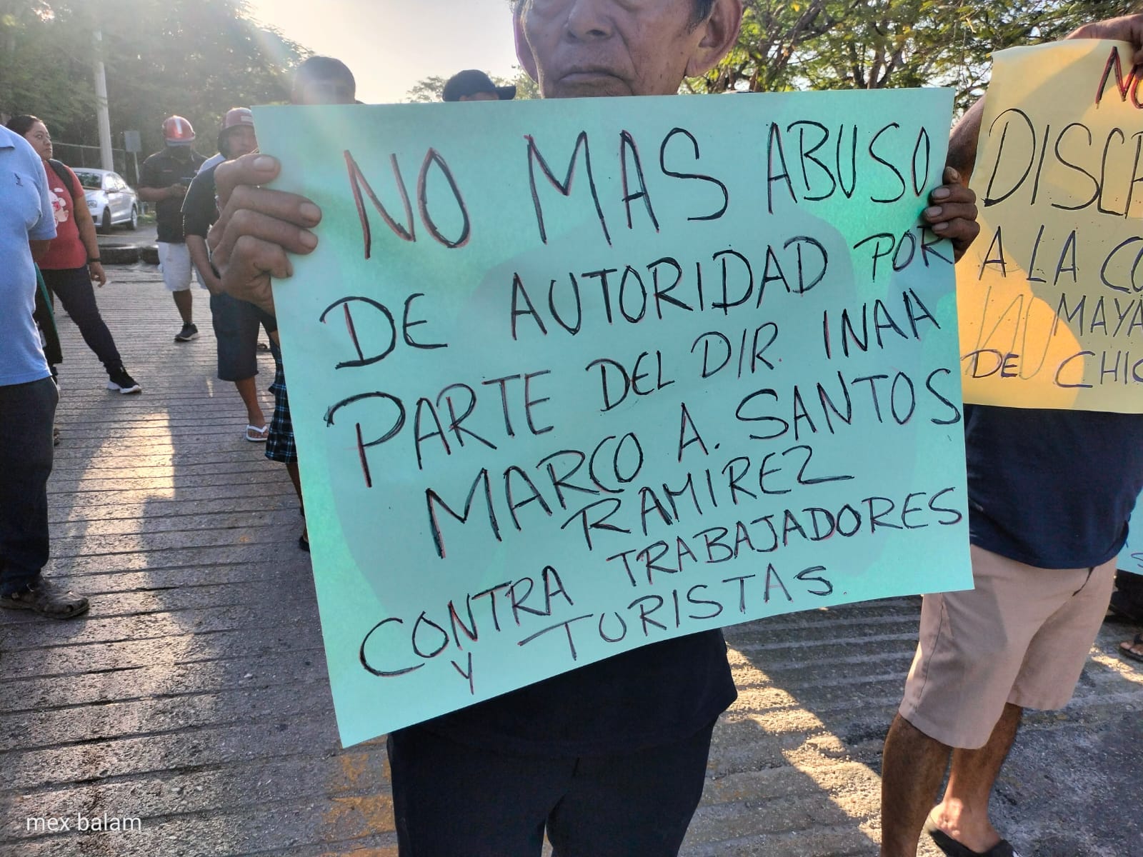 Bloquean carretera, exigen la renuncia director de la zona arqueológica de Chichén Itzá