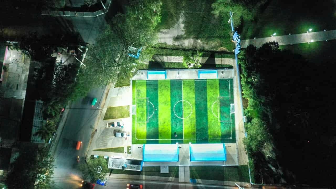 Como en São Paulo, estrenan cancha de fútbol en barrio de Kanasín