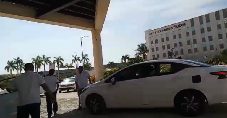 Taxistas en Cancún continúan ataques contra conductores de Uber