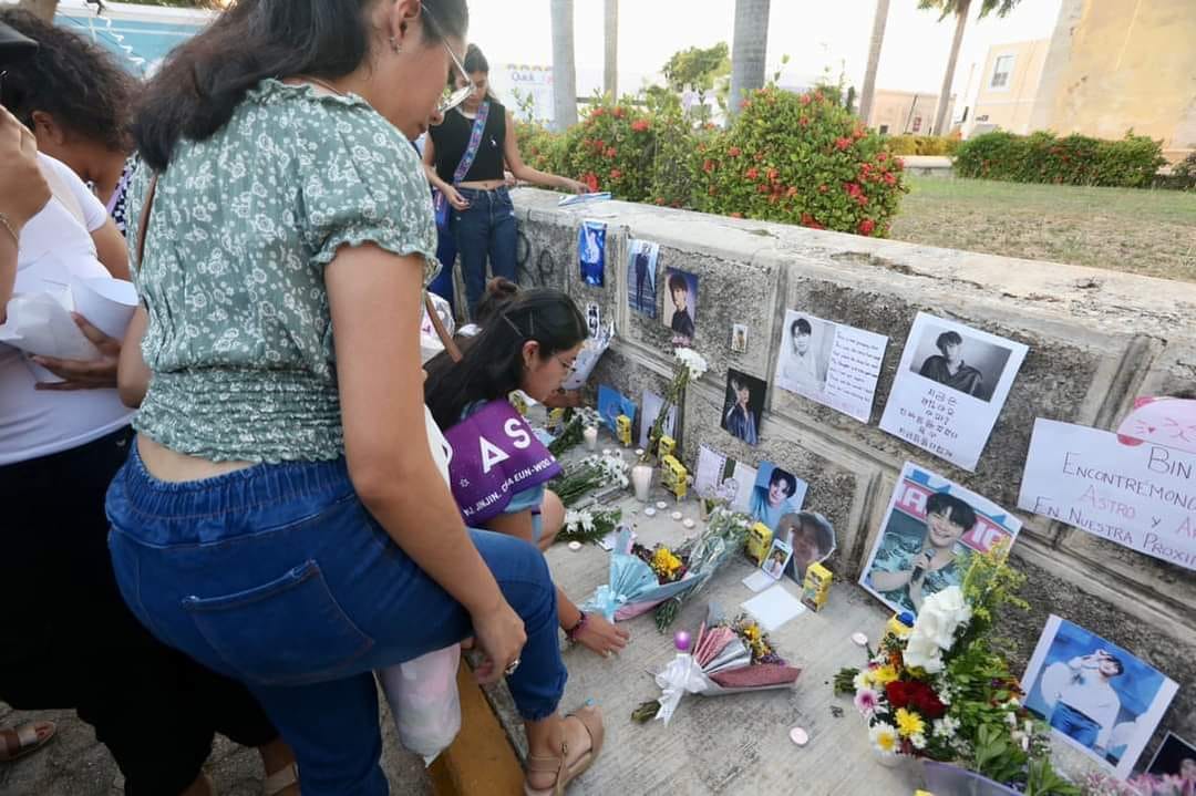 Jóvenes de Mérida homenajean a Moonbin, cantante de K-pop fallecido