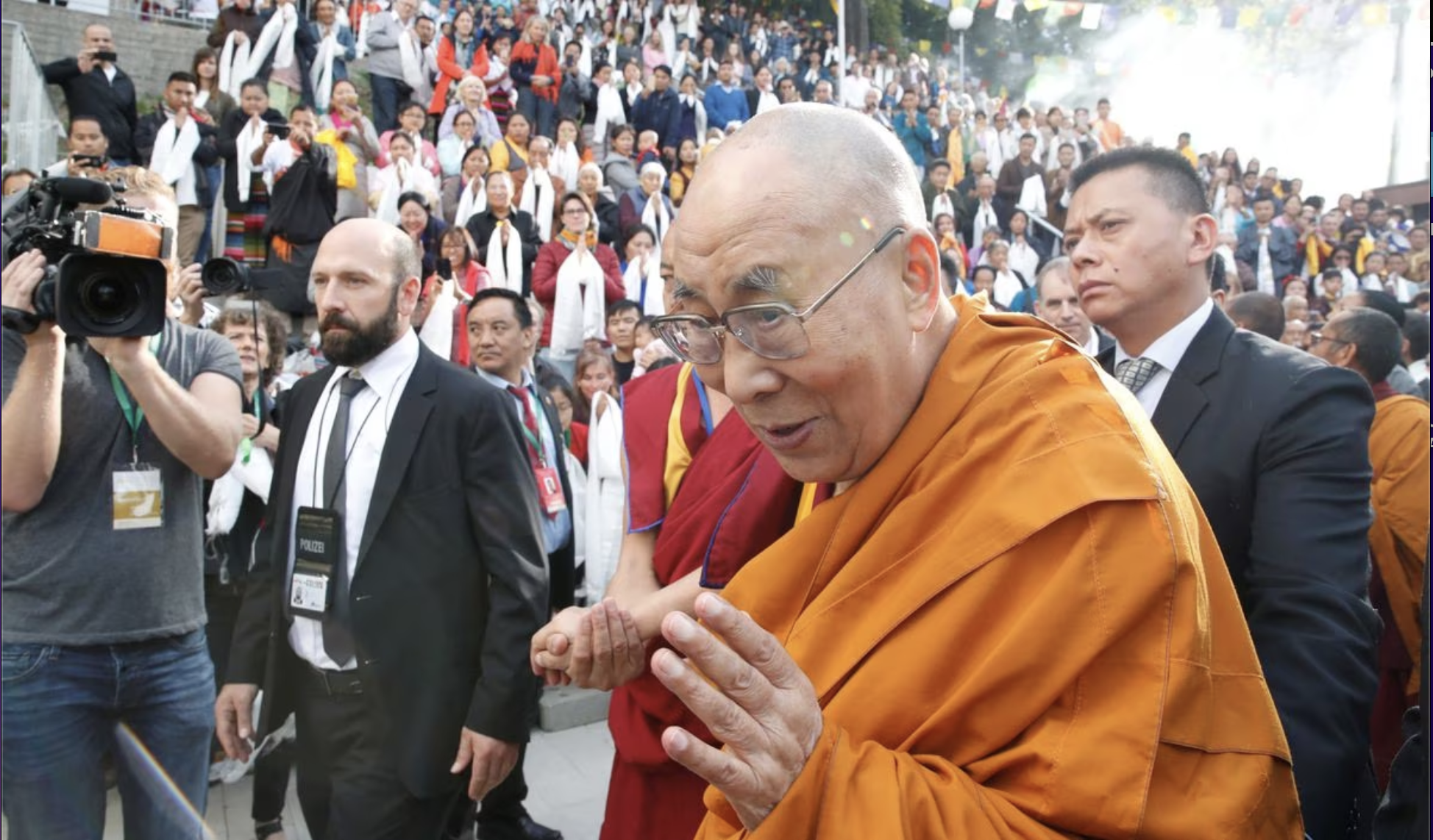 Dalái Lama pide perdón por pedirle a un menor que le “chupe la lengua”