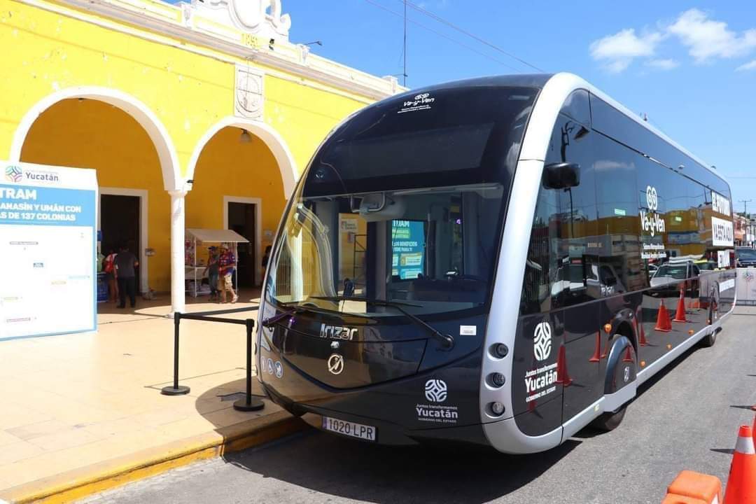 Exhiben unidad del Ie-Tram en la plaza principal de Umán, pronto harán pruebas