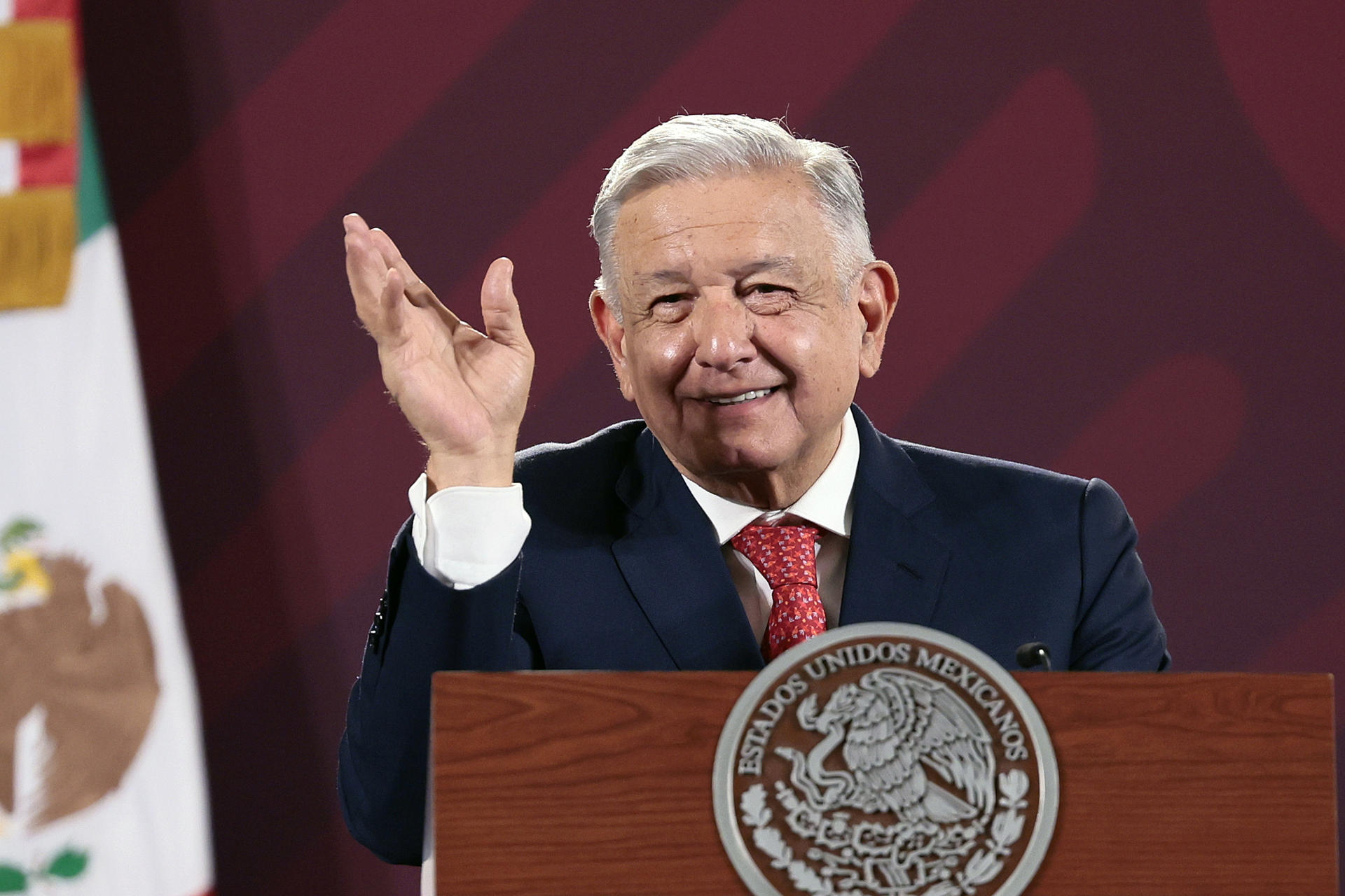 AMLO batea propuesta de Xóchitl Gálvez de que trabajadores paguen un seguro privado