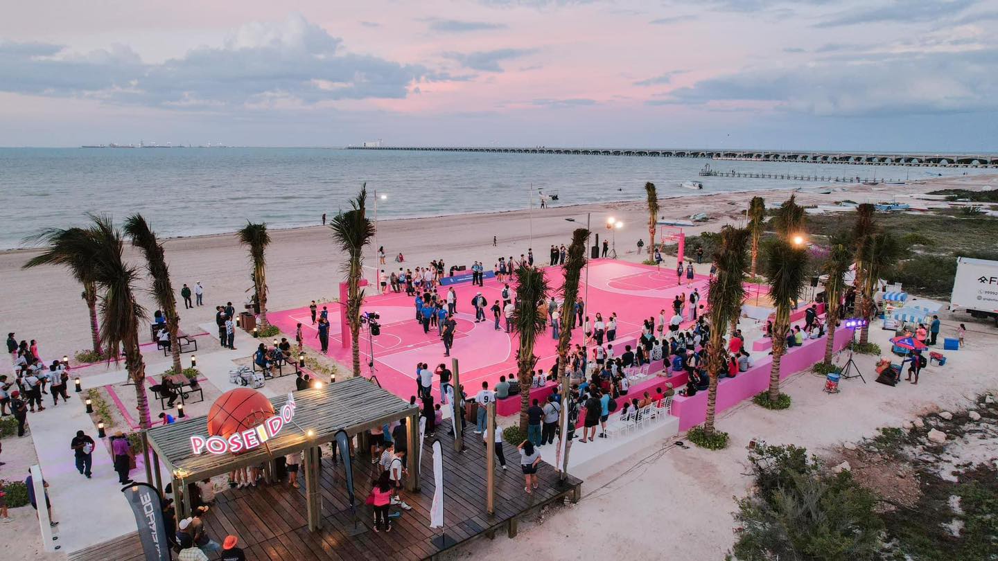 “La ‘Cancha Rosa’: Un Despliegue de Color y Deporte que Conquista el Malecón Internacional”