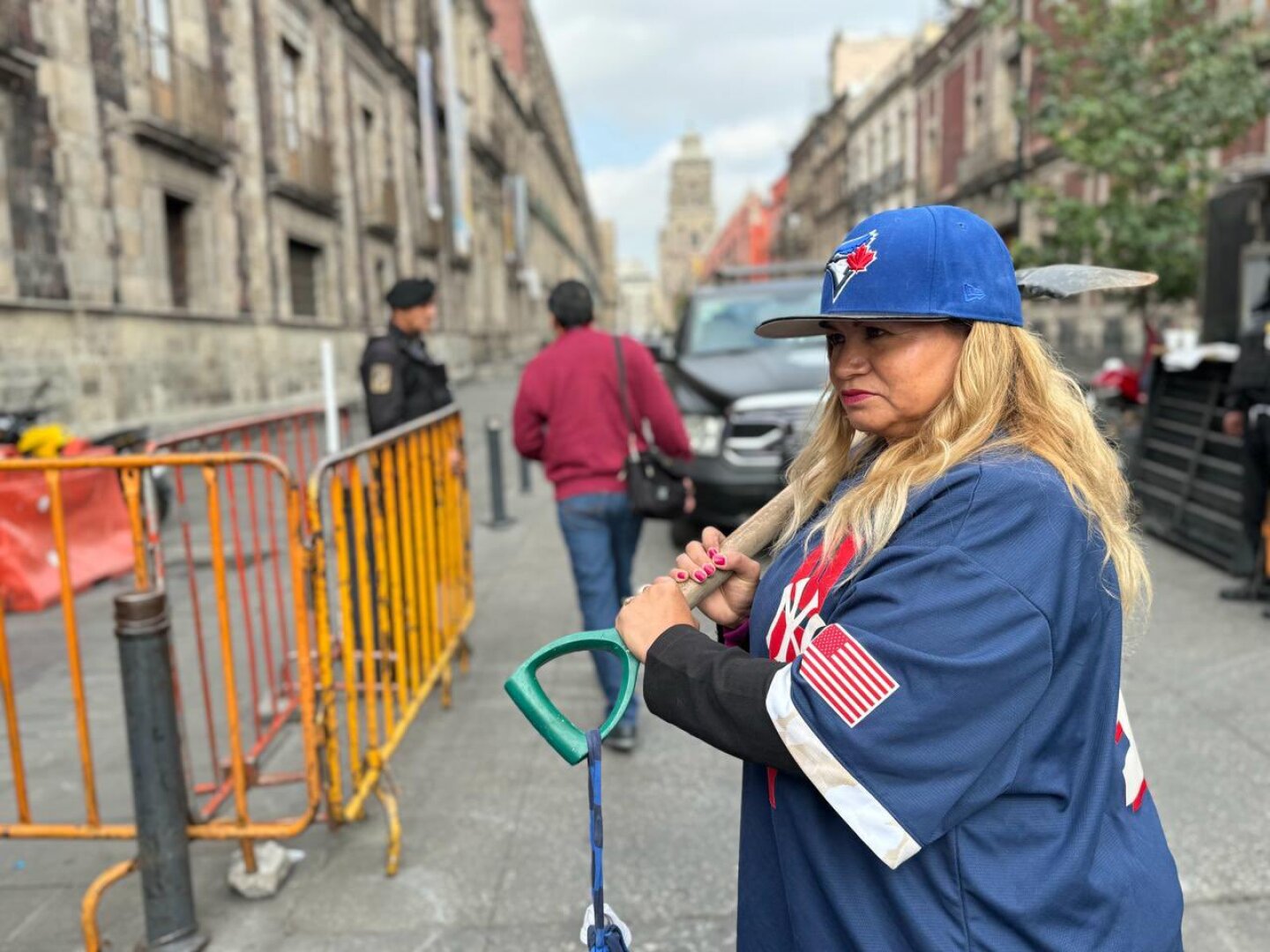 Activista vestida de beisbolista clama por atención de AMLO