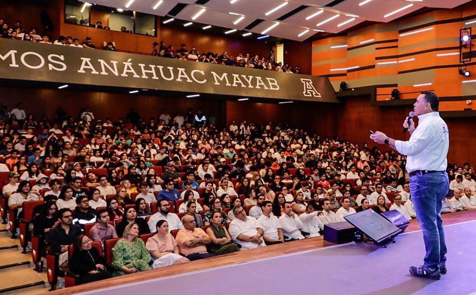 Renán Barrera propone un futuro brillante para Yucatán en foro con universitarios