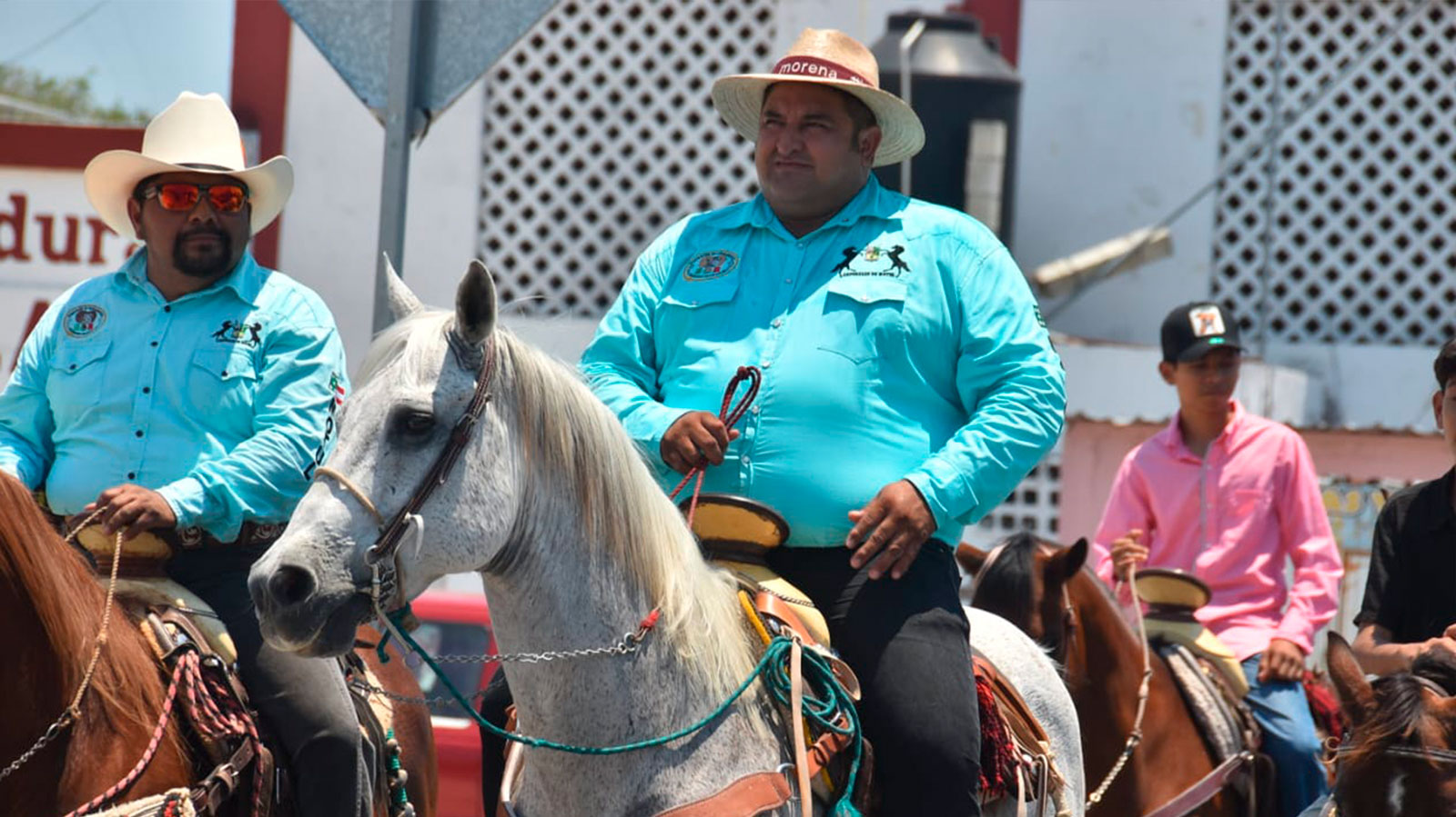 “El Niño” Ortega suma simpatizantes a caballo en Motul