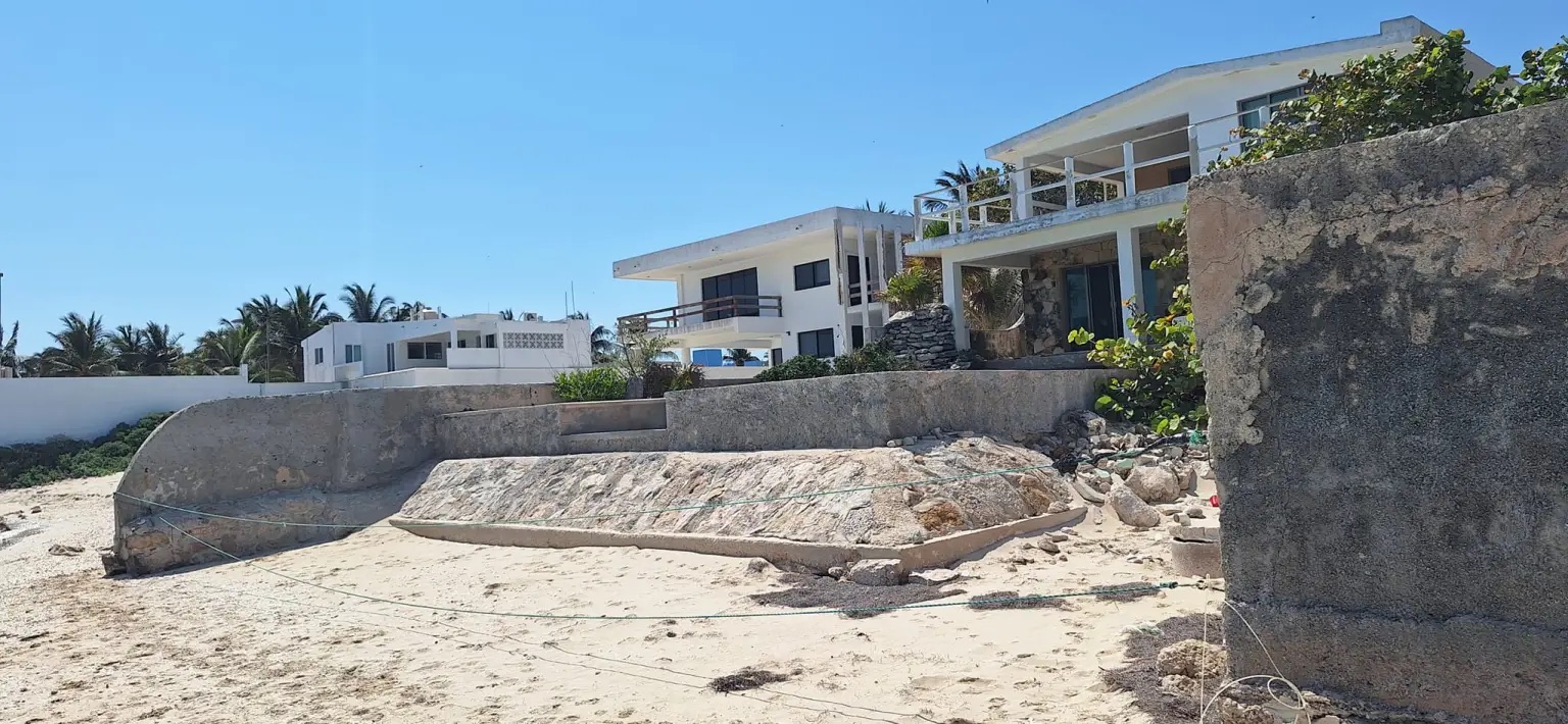 “Incidente en Playa de Chelem: Residente Denuncia Agresión y Discriminación por Parte de Extranjera”