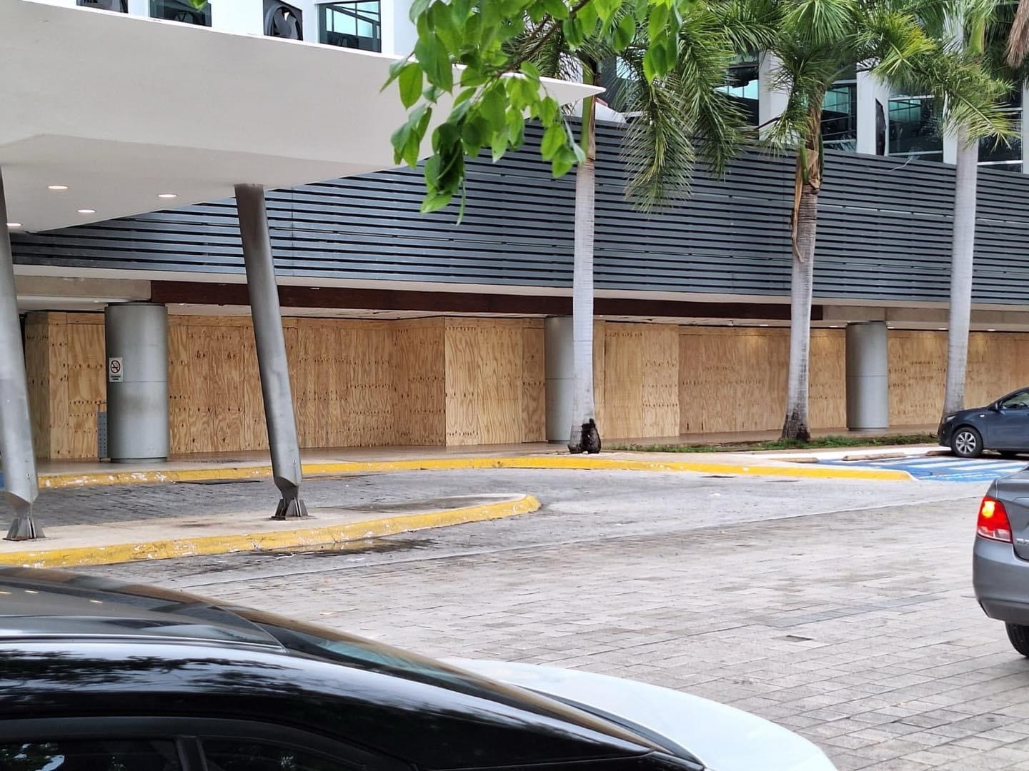 Blindaje en Plaza Altabrisa de Mérida Ante la Amenaza del Huracán Beryl