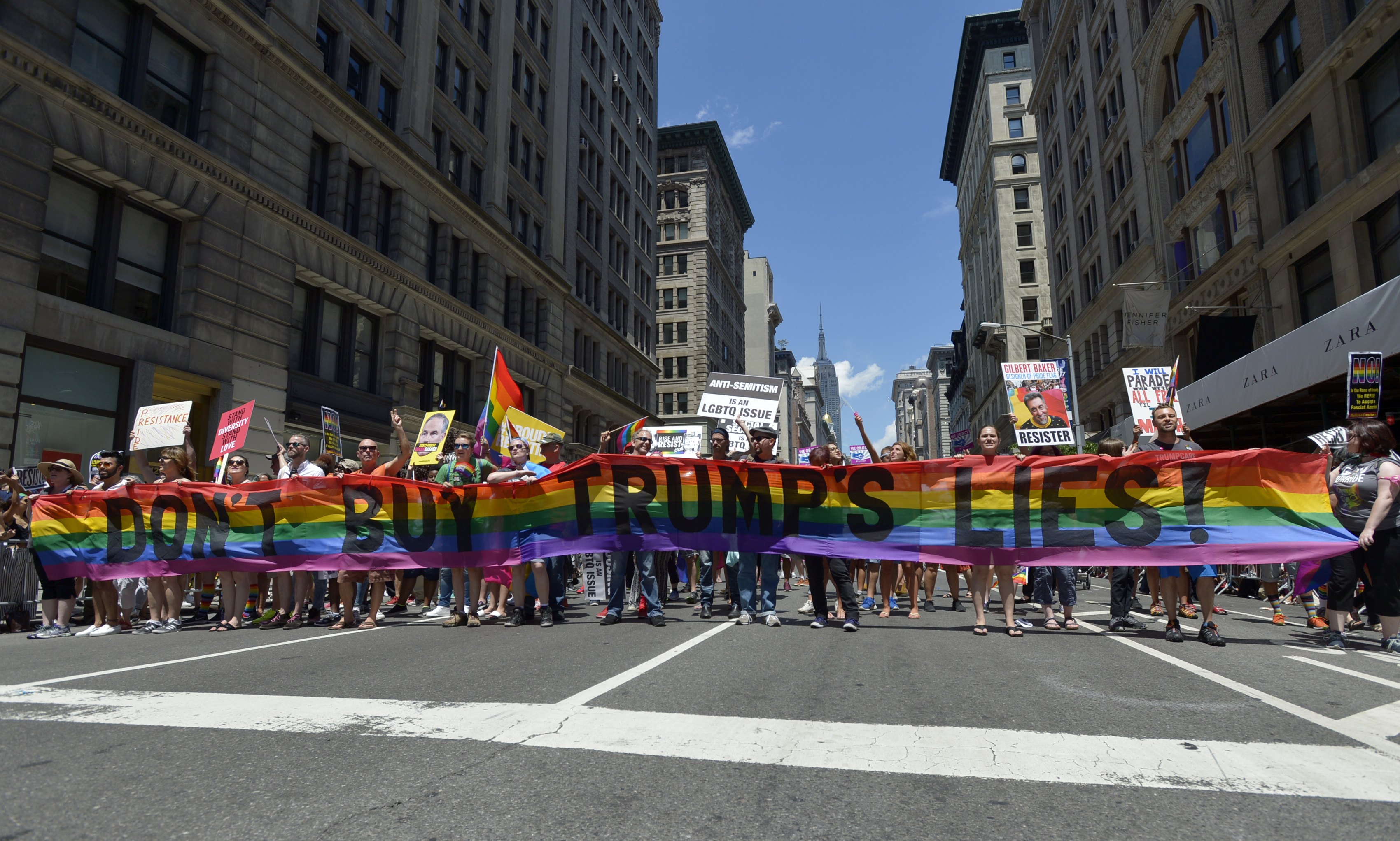 Donald Trump ordena el retiro de banderas LGTB en edificios gubernamentales de Estados Unidos 🇺🇸🏳️‍🌈