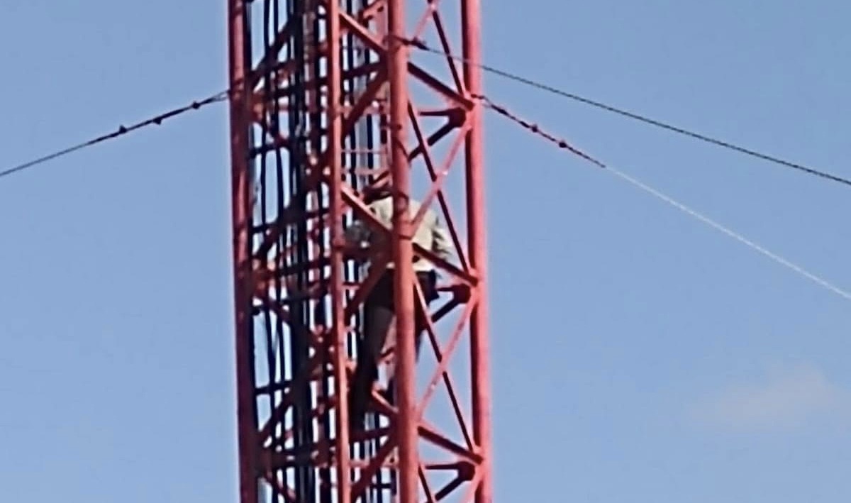 Policía estatal sube a antena en protesta por abusos laborales